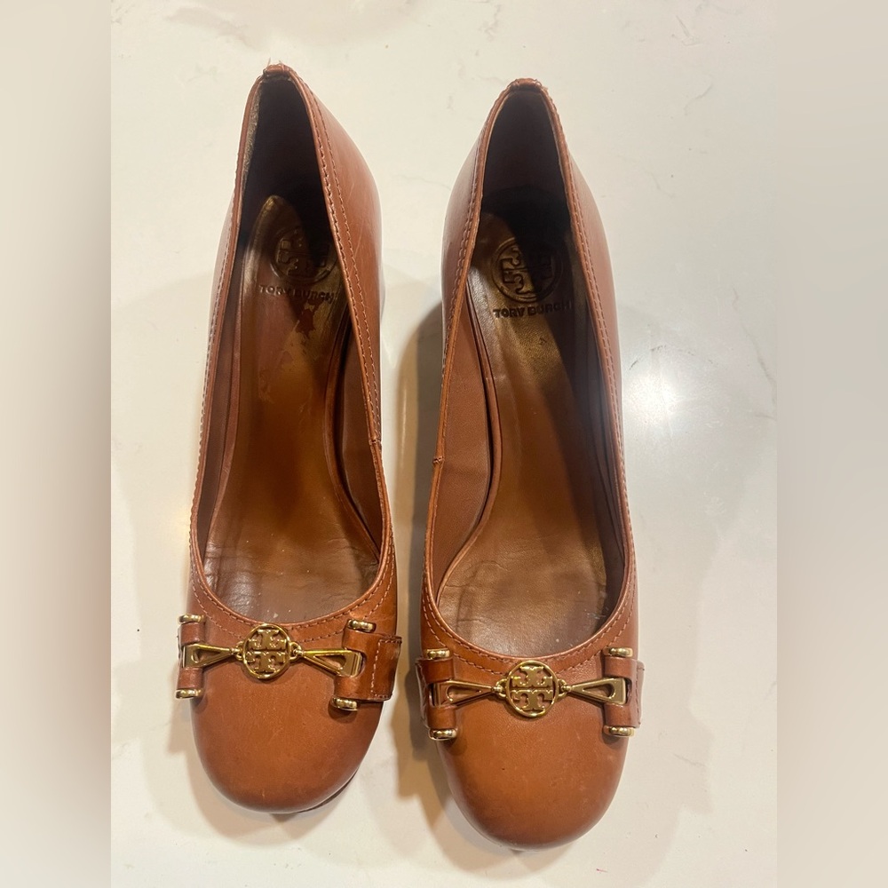 Tory Burch Tan Leather Block Heels with gold logo Size 9
